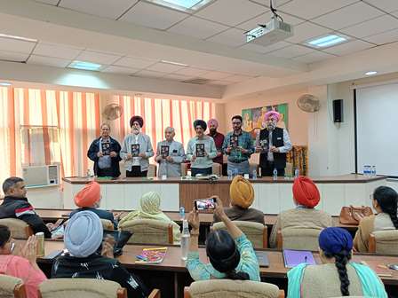 पीयू चंडीगढ़ के गुरु नानक सिख अध्ययन विभाग में प्रोफेसर हरभजन सिंह द्वारा संपादित 'कविता संग संवाद' नामक पुस्तक पर एक पुस्तक का विमोचन और पैनल चर्चा।